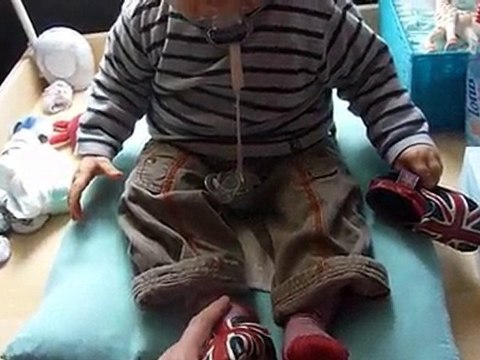 20 nov 10 Bastien sait (un peu) mettre ses chaussons