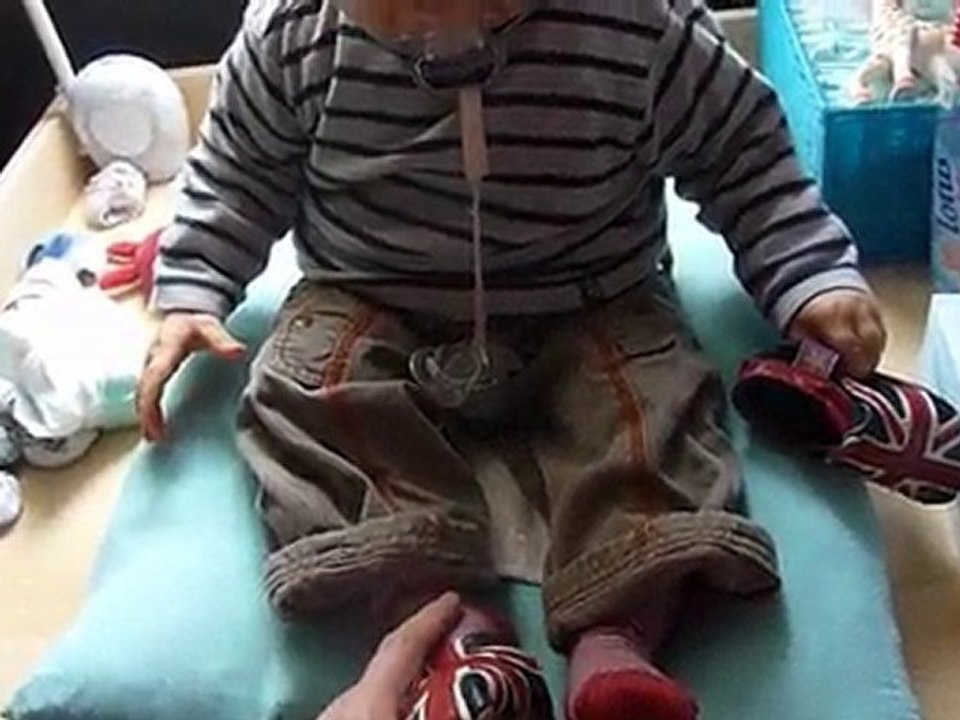 20 nov 10 Bastien sait (un peu) mettre ses chaussons