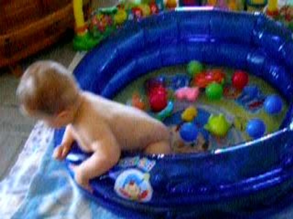 mèline sort de la piscine