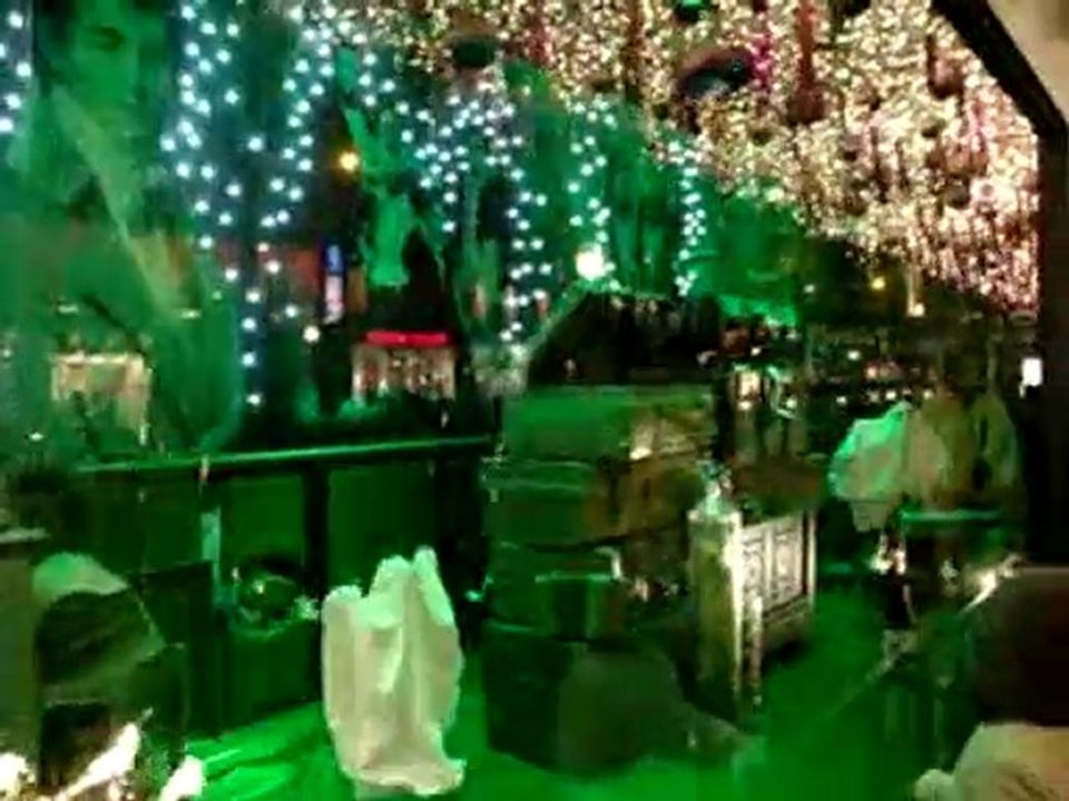 les vitrines des grands magasins s'animent pr noel !!!