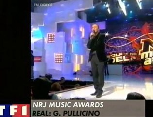 Arthur tente de faire de l'humour, c'est pas gagné.