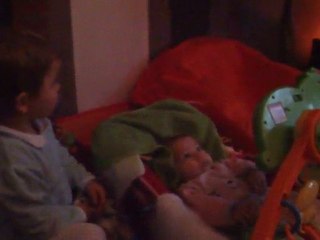 Victoria câline sa soeur en regardant son dessin animé