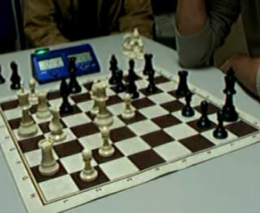 ECHECS : STEPH 0 VS 1 JULIEN (CLASSE A 2010)