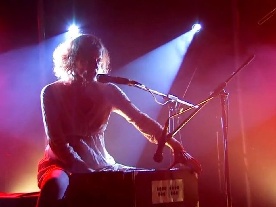 Nadj à la Niche du Chien à Plumes he falls