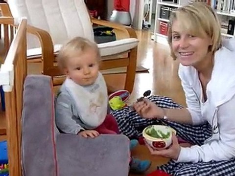 20101121 Romain mange et fait le fou Merignac