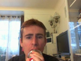 Wiwi égratigne "i look to you"