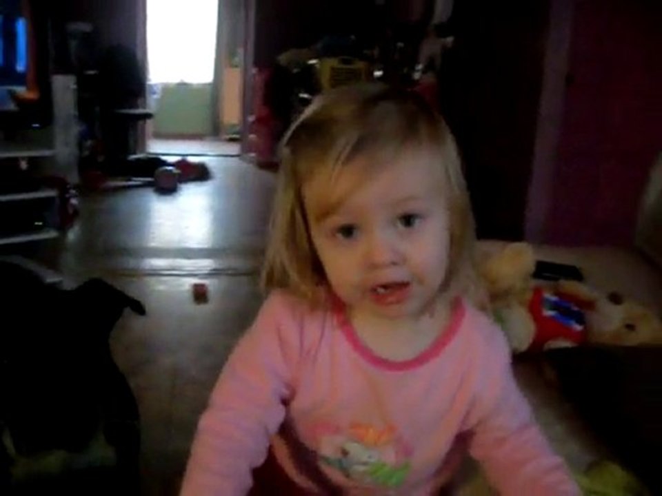 Loéna mange des bonbons sure