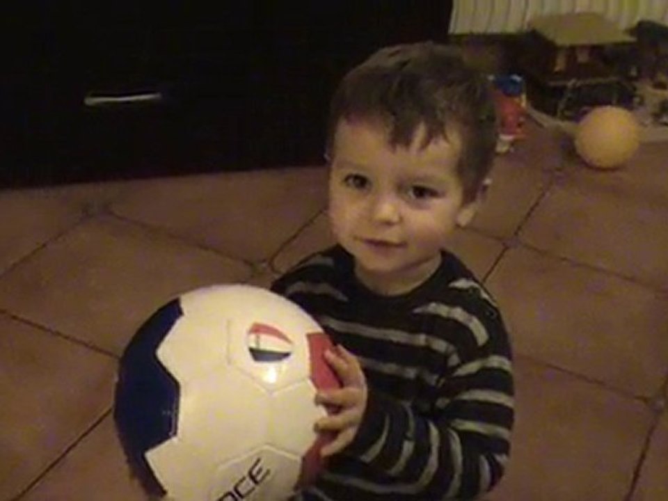 hugo drible avec son nouveau ballon