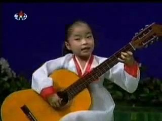 Jeune guitariste Nord Coréenne  Kang  Eunju 5 ans