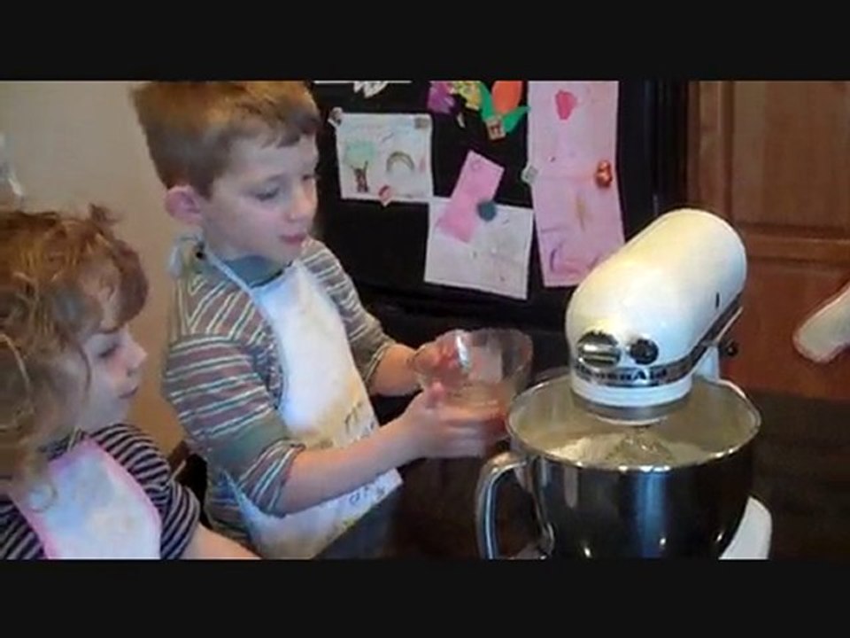 Clément et Alyssa préparent des Cookies