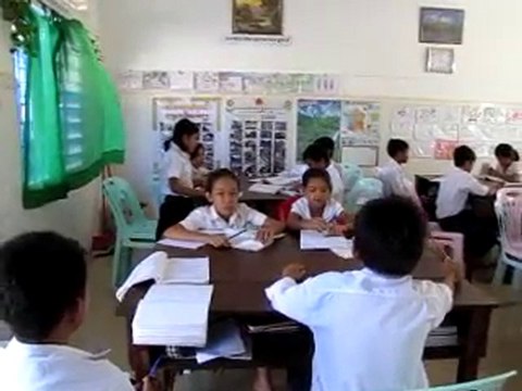 Les enfants en classe avec Sambath.
