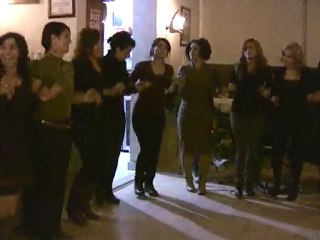 HAKKARİ'DE ÖĞRETMENLERDEN HALAYLI KUTLAMA