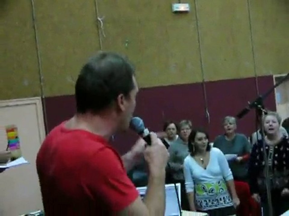 choeur TEMPO de Niort en répétition " charlie t'iras pas"