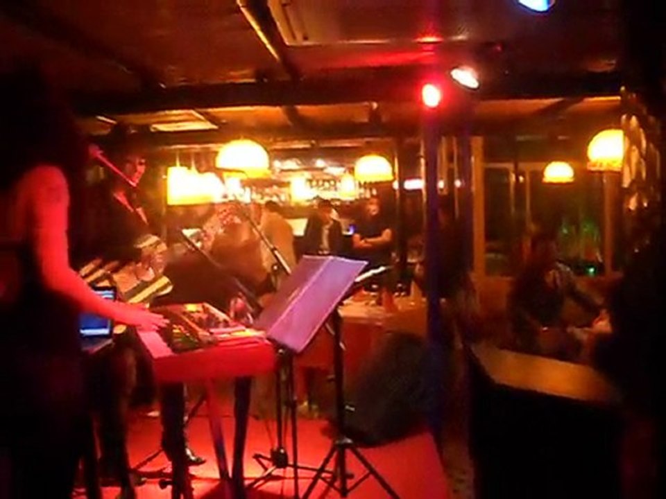 amigas animando la noche tangerina