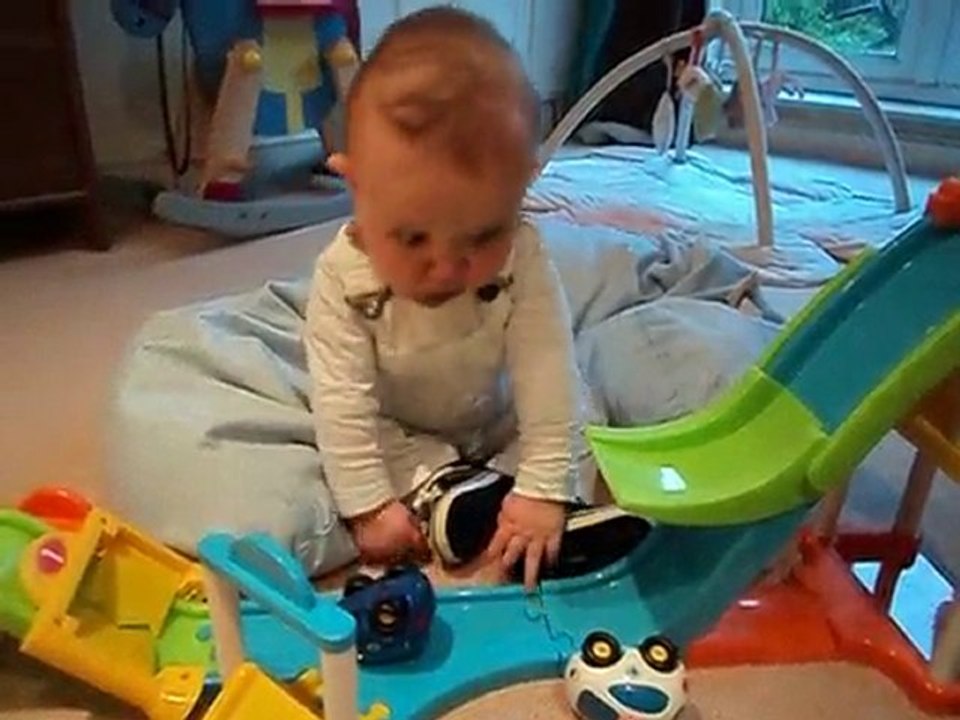 MOV01084 je joue aux voitures