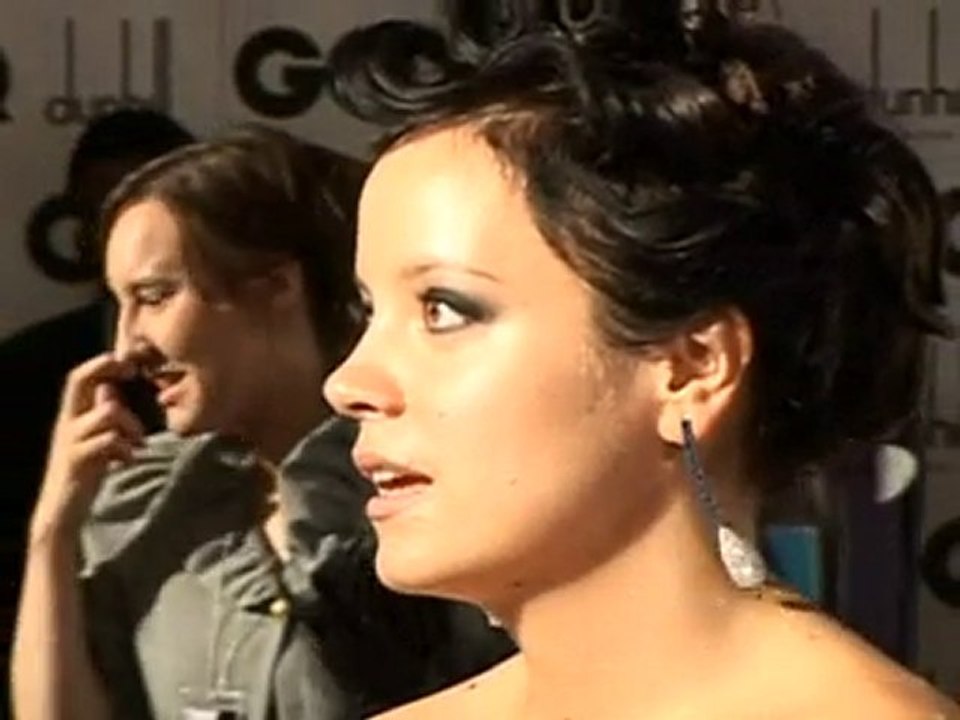 Lily Allen fights journalist on Twitter