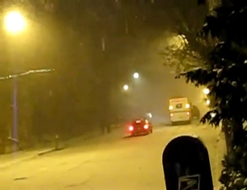 Voiture sur pente enneigée