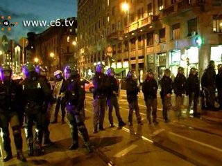 Studenti in piazza e sul tetto, blitz a 'La Rinascente'