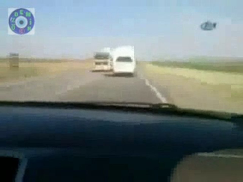 Kamyonun altına girişlerini çektiler