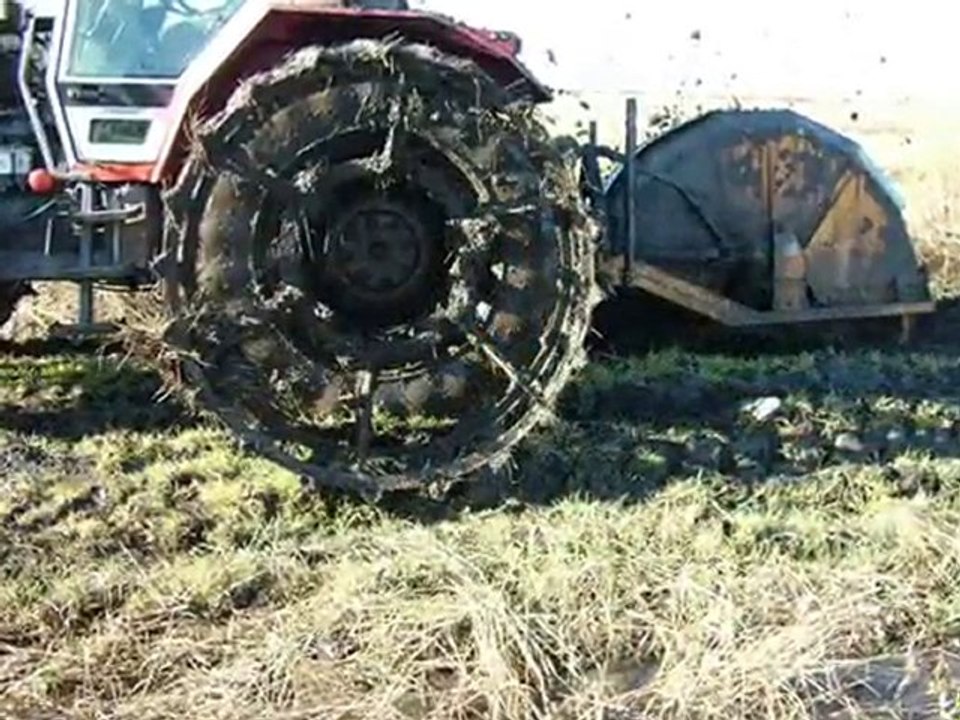 Dondi Drenag 100-as réselő és a Steyr traktor rácsoskerékkel - Ádám és Társa Kft. videója / Vertical cutting device, Steyr tractor