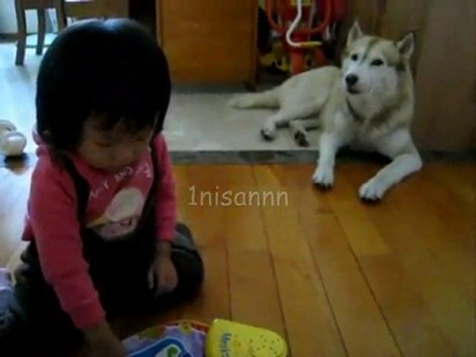 Yılın düeti: Çocuk Calıyor, Köpek Söylüyor!