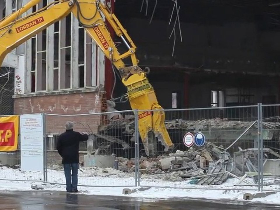 Maubeuge : Démolition de la salle des fêtes de Sous-le-Bois