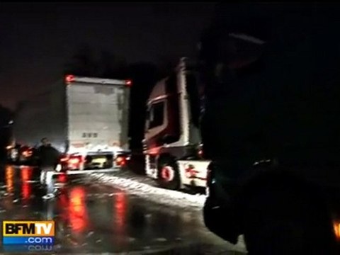 Froid et verglas bloquent les axes routiers