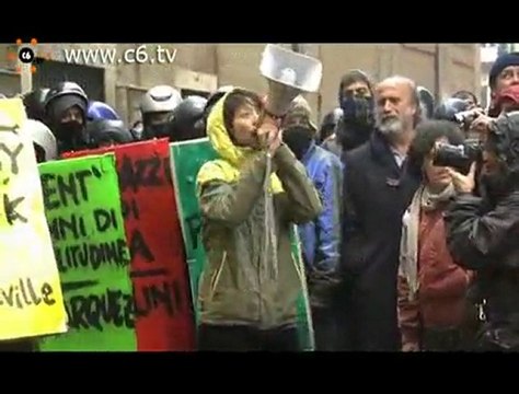 Tensione a Montecitorio: lanci di uova e ortaggi