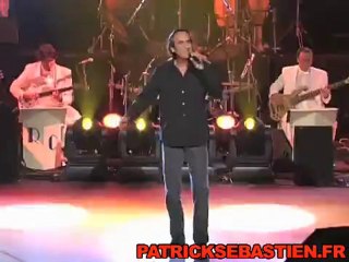 Il tape sur des bambous.