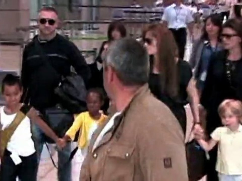 SNTV-Latest celebrity gossip