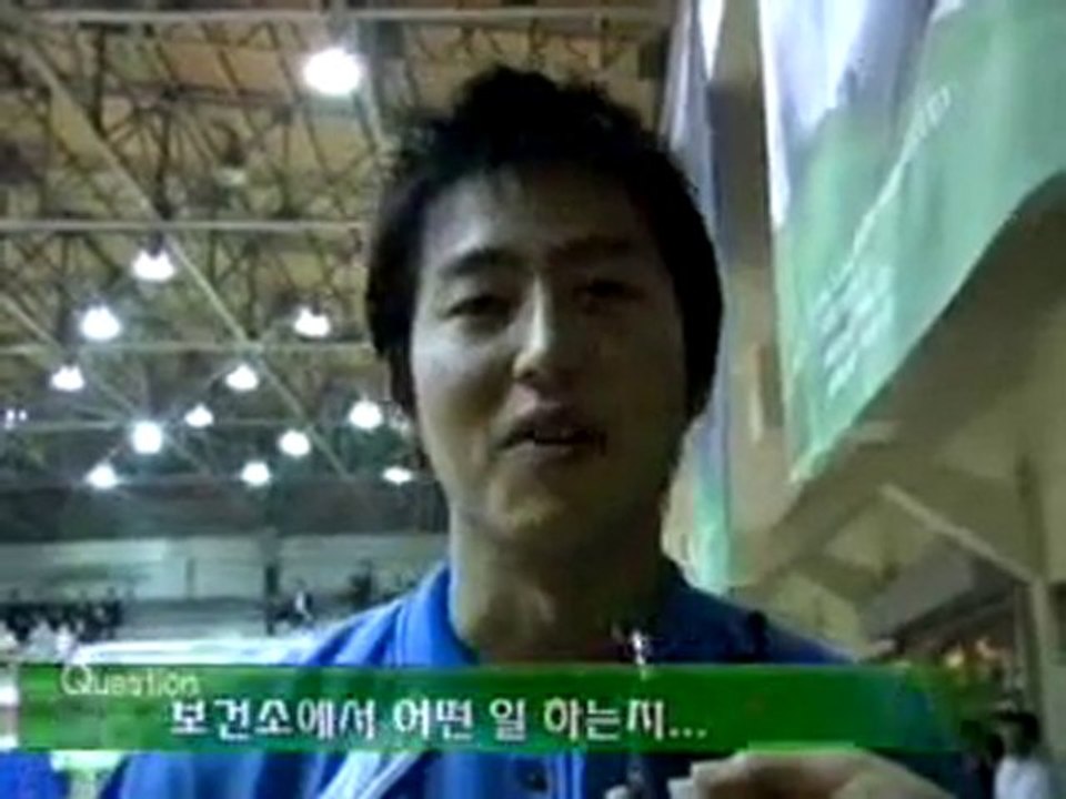 Lee Jung Jin play basketball