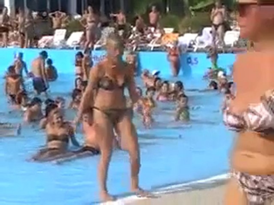 Cette jeune femme est superbement bourrée!!!!!!