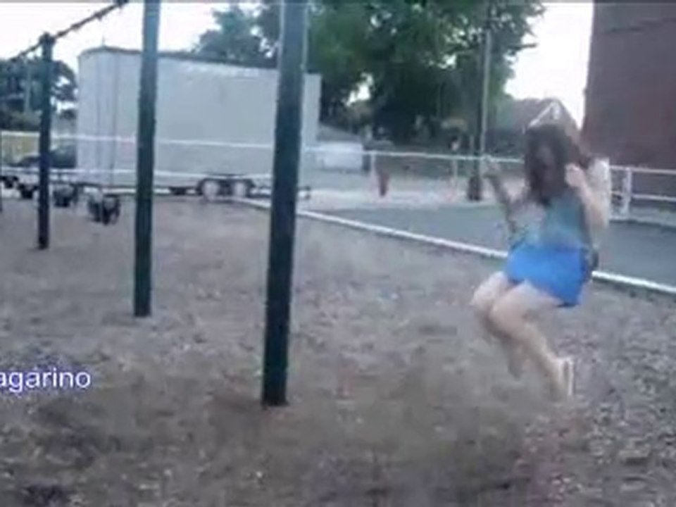 sakar sarışın salıncaktan düşüyor komedi