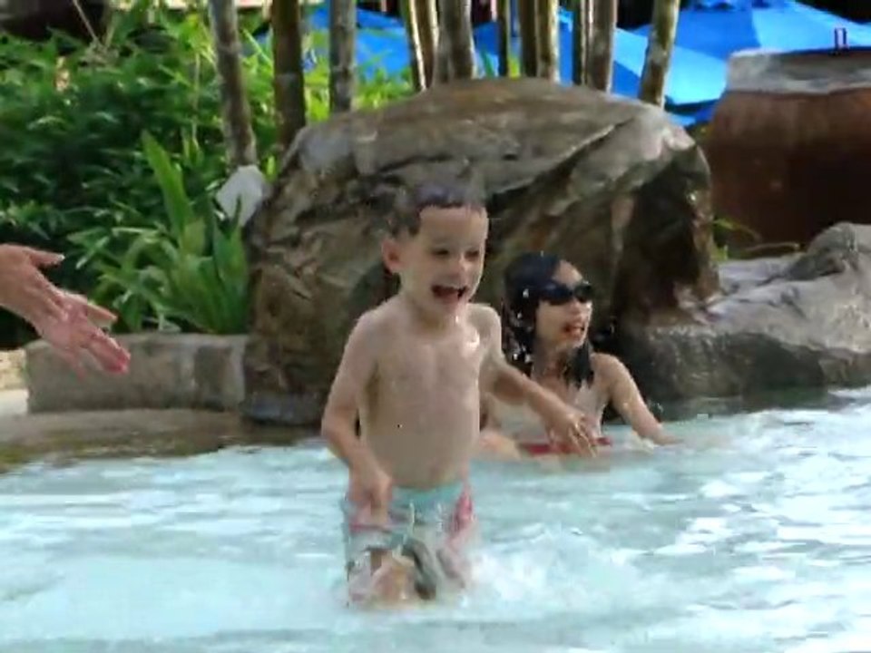 Timothée et Virginie à la piscine de Berjaya