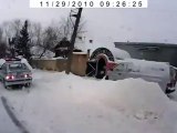 Slitta sulla neve e tampona auto della polizia