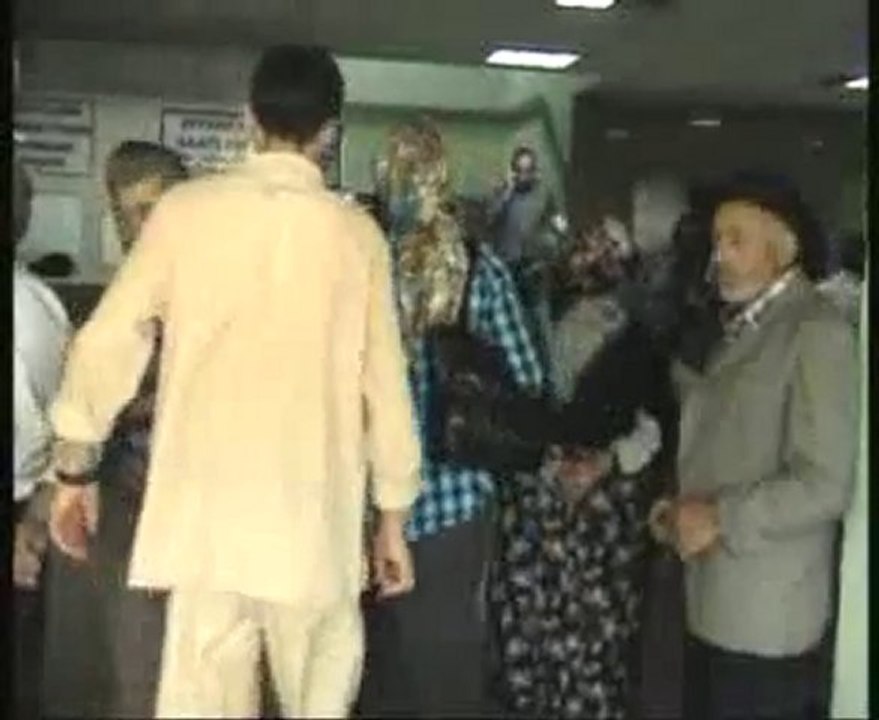 ÖĞRENCİ SERVİSİ OTOMOBİLLE ÇARPIŞTI: 2`Sİ AĞIR 15 YARALI