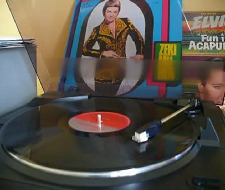 Sivas Ellerinde Sazım Çalınır - Zeki Müren