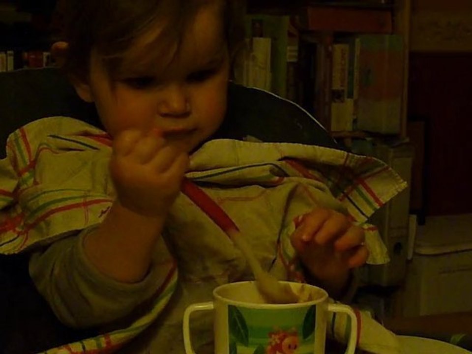 zoé mange seule :-)