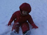 Kylian joue dans la neige