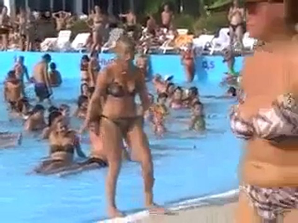 Blonde défoncée à la piscine