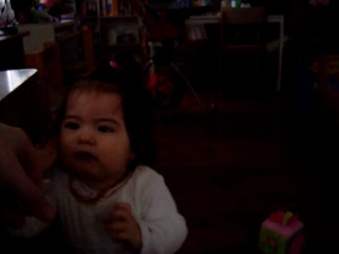 Meïline 13 mois fait quelques pas