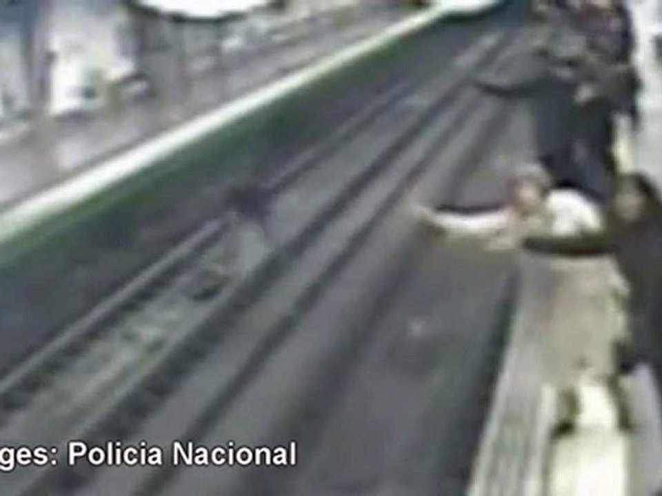 041210 policia salva vida