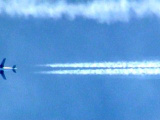 ufo in chemtrails 30.05.2010 16h52