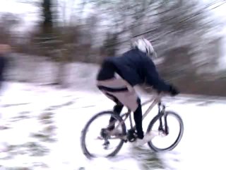 Lille Vtt qui s'amuse avec la neige @ Citadelle