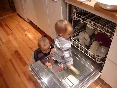 2010 12 03 Eloi range la vaisselle du lave vaisselle