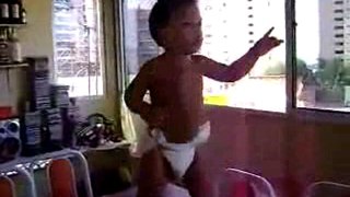 Bébé danse mort de rire! Bébé baby crazy hilarious