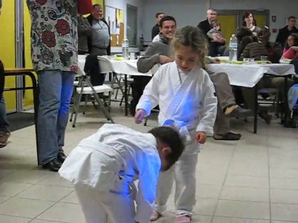 Théa fait du karaté!!!!