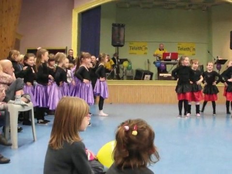 5-12-10 020 danse telethon 2010 Célia