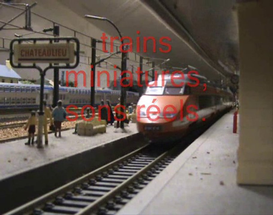 trains miniatures, sons réels