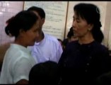 Aung San Suu Kyi rencontre les familles de prisonniers